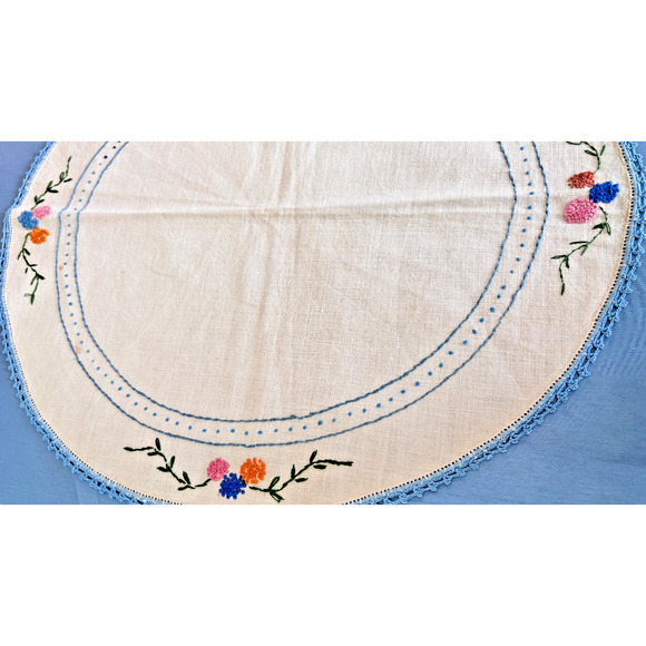 Vintage Embroidered French knot Floral, Scarf Oval Crochet Edge Floral 1950 - Picture 2 of 15